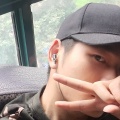 戴帽子的男同学
