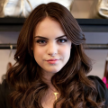 Elizabeth Gillies、Rebecca Naomi Jones、Gigi & Davvy
